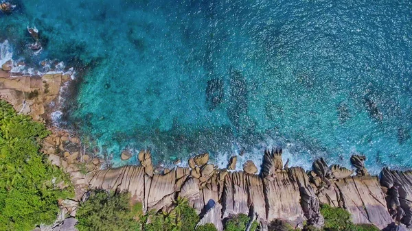 Vista aérea desde arriba hacia abajo de la increíble playa desde un dro volador — Foto de Stock