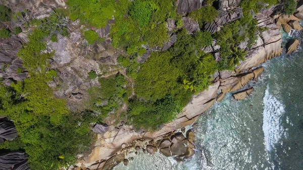 Overhead aerial view of beautiful Seychelles Beach and mountains — Stock Photo, Image