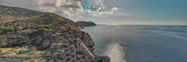 여름에 엘바 해안선의 공중 보기, 이탈리아 — 스톡 사진