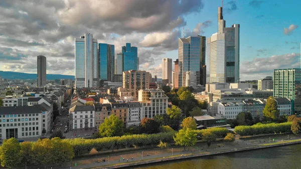 Frankfurt/Main skyline Aerial Drone skjuten i solnedgången, Visa längs t — Stockfoto