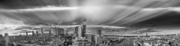 Frankfurt / Main Skyline Panorama-Drohne am Fluss abgeschossen — Stockfoto