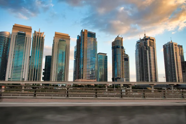Величественные современные здания Dubai Marina. Объединенные Арабские Эмираты , — стоковое фото