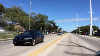 Miami caddesinde giden arabaların pov görüntüleri.