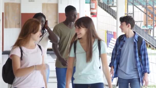 高校のホールを歩いている生徒たちの映像です — ストック動画