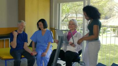 Huzurevinde birlikte egzersiz yapan yaşlıların görüntüleri.