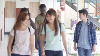 Lisedeki bir grup öğrencinin koridorda yürüdüğü görüntüler.