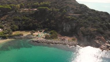 Güzel dalgalı deniz kıyılarının manzaralı görüntüleri