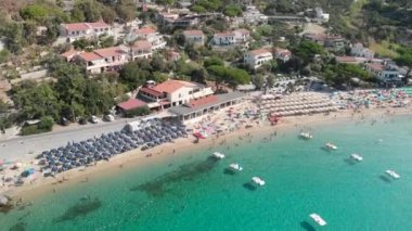 Güzel dalgalı deniz kıyılarının manzaralı görüntüleri