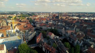 Nuremberg, Almanya. Şehir nehri boyunca avantajlı bir bakış açısından insansız hava aracı görüntüleri