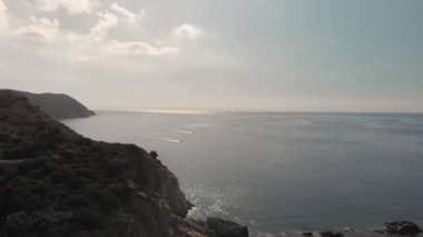 Güzel dalgalı deniz kıyılarının manzaralı görüntüleri