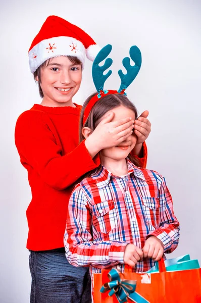 Jonge broer en zus thuis met Kerstmis. Gelukkige familie in — Stockfoto