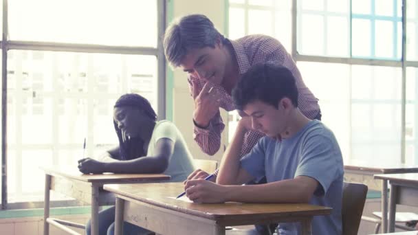 Filmaufnahmen Von Lehrern Die Kindern Der High School Helfen — Stockvideo