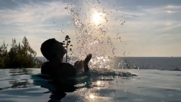 Beeldmateriaal Van Knappe Volwassen Man Plassen Water Het Zwembad Mooie — Stockvideo