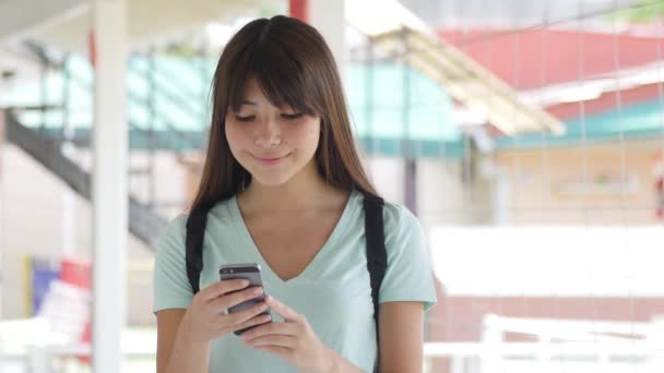 Metraje Colegiala Con Teléfono Inteligente Escuela Secundaria — Vídeos de Stock