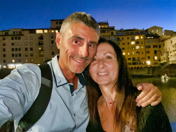 Una pareja tomando selfies debajo del Ponte Vecchio. Puente Viejo, Flor —  Fotos de Stock