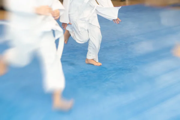 Chicos jóvenes corriendo durante el entrenamiento de karate — Foto de Stock
