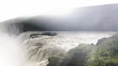 Gullfoss 'un güney İzlanda' daki görkemli doğal şelalelerinin hava manzarası..