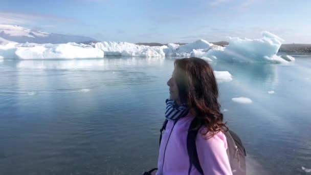 Запись Красивой Взрослой Женщины Смотрящей Плавающие Ледники Океане — стоковое видео