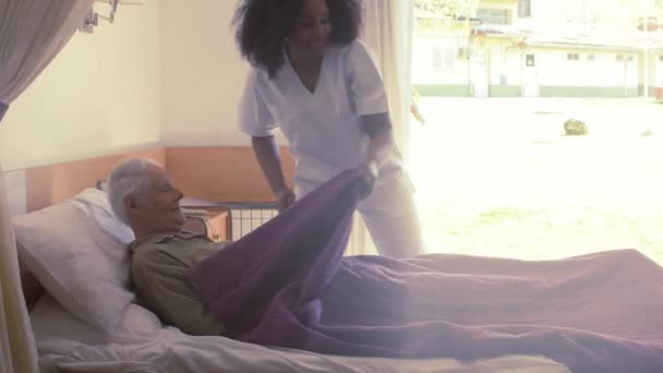 Aufnahmen Einer Krankenschwester Die Sich Eine Ältere Frau Einem Altenheim — Stockvideo