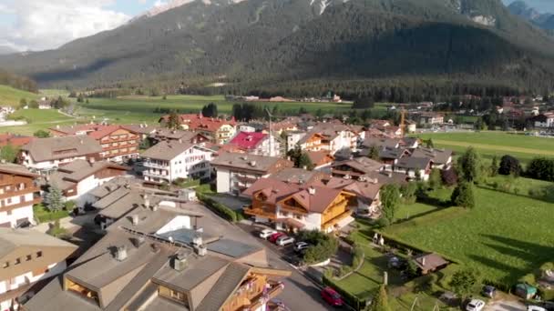 Luchtopname Van Kleine Huizen Het Platteland Dobbiaco Italië — Stockvideo