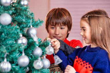 Genç erkek ve kız kardeş Noel için evde. Mutlu bir aile 