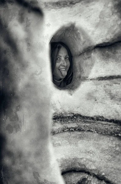 快乐的女人展示她的舌头参观冰洞 — 图库照片