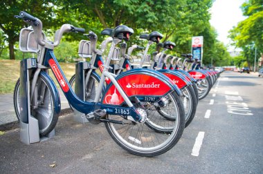 Londra - Temmuz 2015: Santander bisiklet kiralama istasyonu