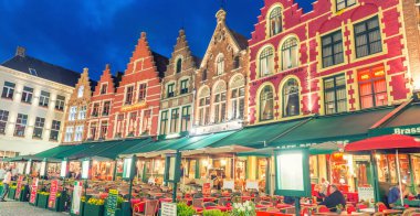 Bruges, Belçika - 22 Mart 2015: Gece görünümünü Grote Markt Öf