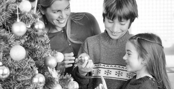 Schwarz-weiße weihnachtliche Familienszene. Glück und Urlaub — Stockfoto