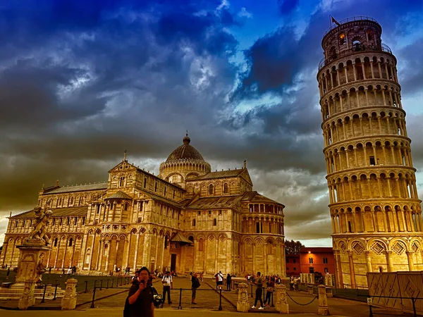PISA, ITALY - SEPTEMBER 27, 2019: Field of Miracles at sunsetwit — Stock Photo, Image