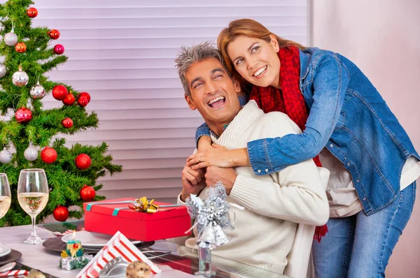 Gelukkig stel thuis met Kerstmis. Gelukkige familie in vakantie zeeën — Stockfoto