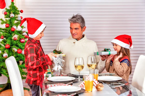 Holidays and celebration concept - Happy family at home celebrat — Stock Photo, Image