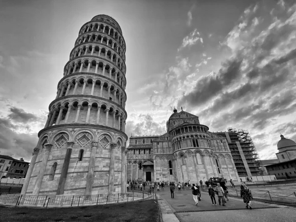Pisa, Olaszország - 2019. szeptember 27.: Csodák mezeje napnyugtakor — Stock Fotó