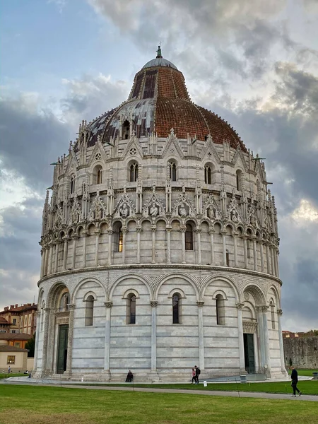 Gün batımında Pisa 'nın Vaftizhanesi Mucizeler Tarlası, Toskana, İtalya — Stok fotoğraf