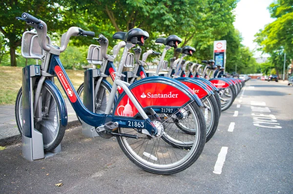 LONDRES - JULIO 2015: Estación de alquiler de bicicletas Santander en una hermosa —  Fotos de Stock