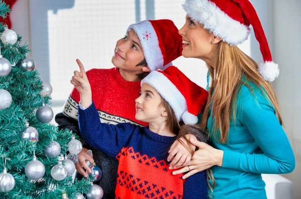 Vacanze e concetto di celebrazione - Famiglia felice a casa celebra — Foto Stock