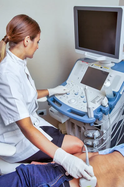 Belly ultrasound at hospital. Elderly patient with confident fem — Stock Photo, Image