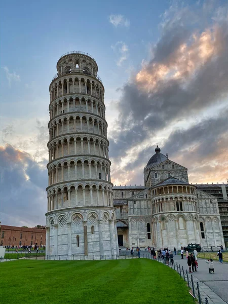 PISA, ITALIE - 27 SEPTEMBRE 2019 : Champ des miracles au coucher du soleil — Photo