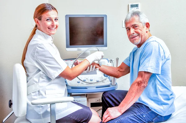 Wrist ultrasound at hospital. Elderly patient with confident fem — Stock Photo, Image
