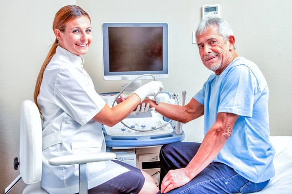 Échographie du poignet à l'hôpital. Patient âgé avec fem confiant — Photo