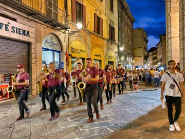 Pisa, İtalya - 27 Eylül 2019: Corso Italia ile turistler 