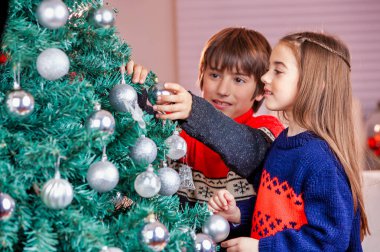 Genç erkek ve kız kardeş Noel için evde. Mutlu bir aile 