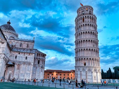 Pisa, İtalya - 27 Eylül 2019: Günbatımında Mucizeler Alanı