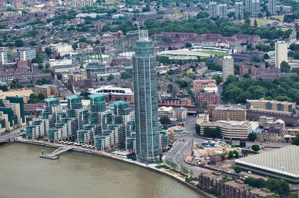 Luchtfoto van de skyline van Londen langs de Theems. Vauxhall distr — Stockfoto