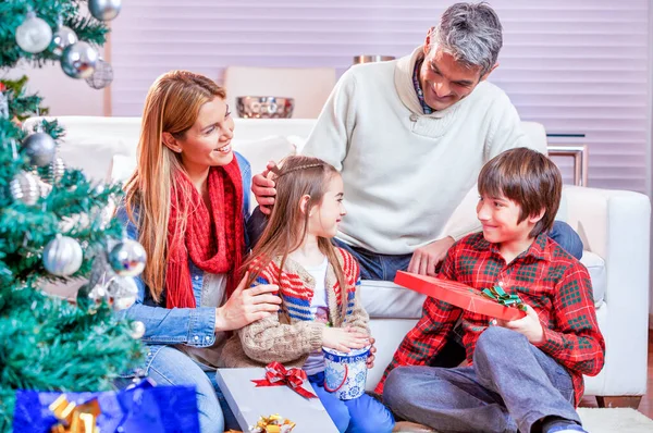 Feiertags- und Festkonzept - glückliche Familie zu Hause feiert — Stockfoto