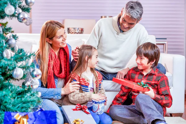 Semester och firande koncept - Happy family at home celebrat — Stockfoto