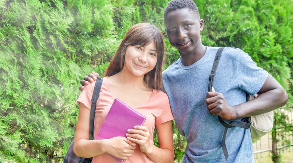 Vielethnisches Paar Freien Teenager Konzept — Stockfoto