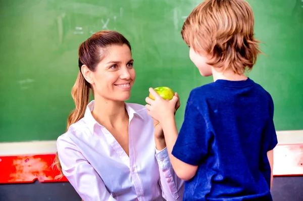 Lkokulda Yeşil Karatahtanın Önünde Yeşil Elma Tutan Bir Öğretmeni Olan — Stok fotoğraf