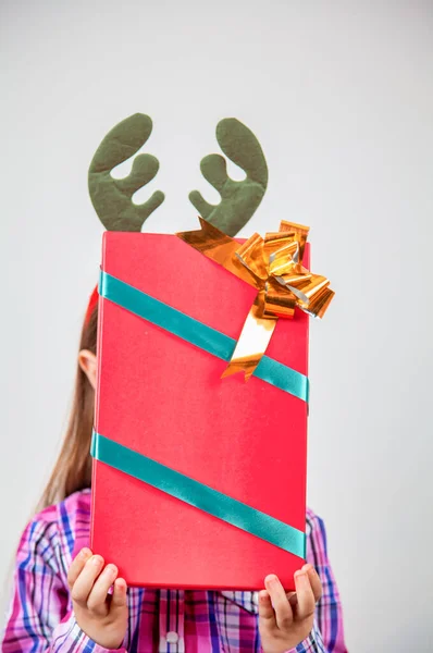 Молодая девушка с дома с рождественскими подарочными коробками, изолированные на W — стоковое фото
