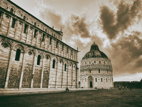 PISA, ITALY - SEPTEMBER 27, 2019: Field of Miracles at sunsetwit — Stock Photo, Image